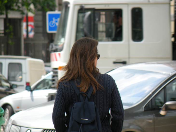  jeune femme en pull bleu